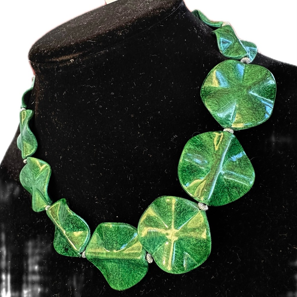 Nine West Vibrant Green lotus leaves Necklace 22” - Picture 2 of 8